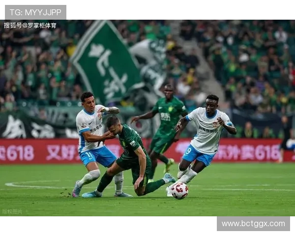 西甲赛季激战正酣 强强对决引发球迷热议明星球员风采闪耀球场